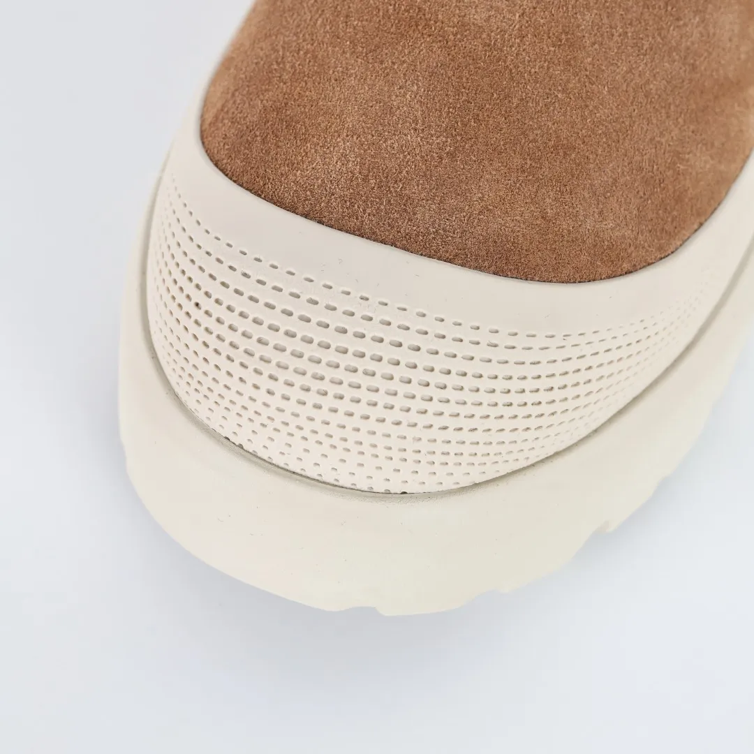 Pick up locally 💰660 Core recommendation Good price It is a very suitable choice for keeping warm in winter and at home. In the new year, uug launched a series of styles, which are partial to the preferences of young consumers and have also moved to the forefront of fashion trends. Shoe body material Water-repellent coated suede upper 17mm UGGPURE™ implantable wool insole Lightweight non-slip comfortable rubber outsole With brand LOGO trademark Comes with a full set of packaging Size: 35 36 37 38 39 40 41 42 43 44 45